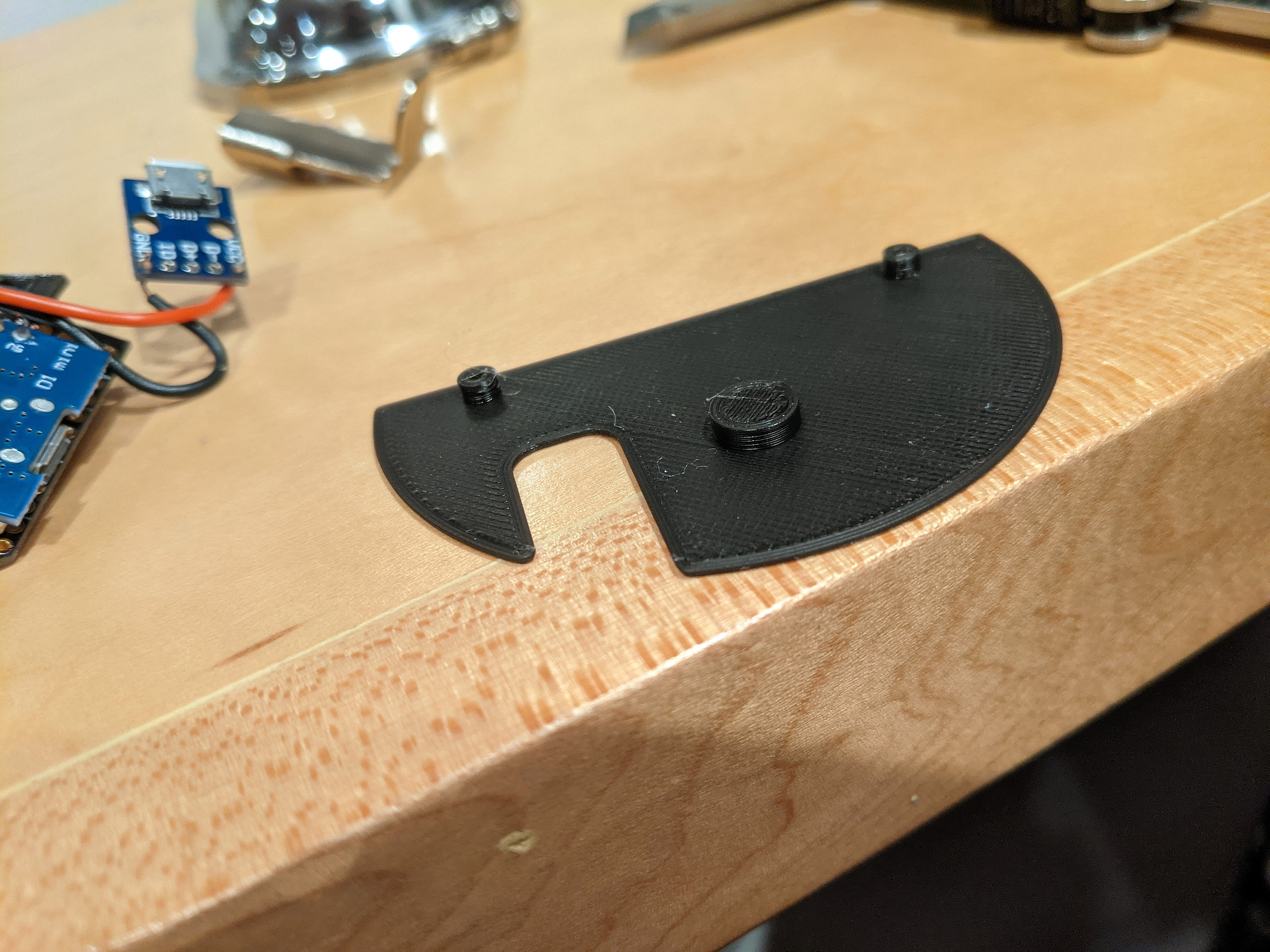 Small mounting plate for the board